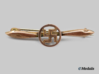 germany,_n_s_d_a_p._a_patriotic_swastika_brooch_in_gold,_british-_made,_by_alfred_james_cheshire___m_n_c7179