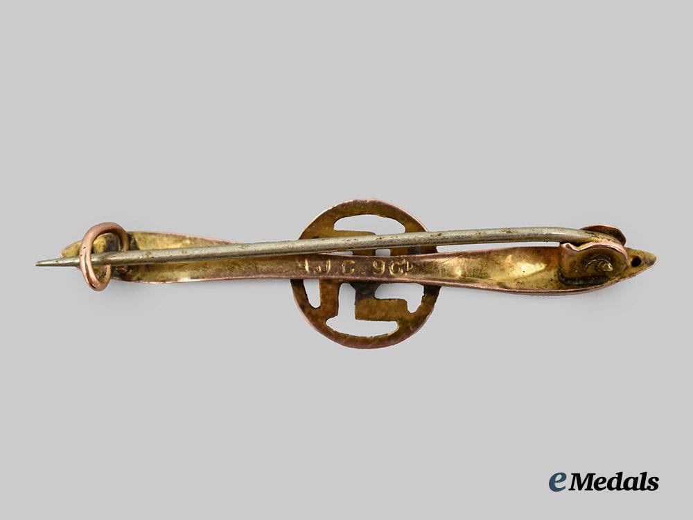 germany,_n_s_d_a_p._a_patriotic_swastika_brooch_in_gold,_british-_made,_by_alfred_james_cheshire___m_n_c7180