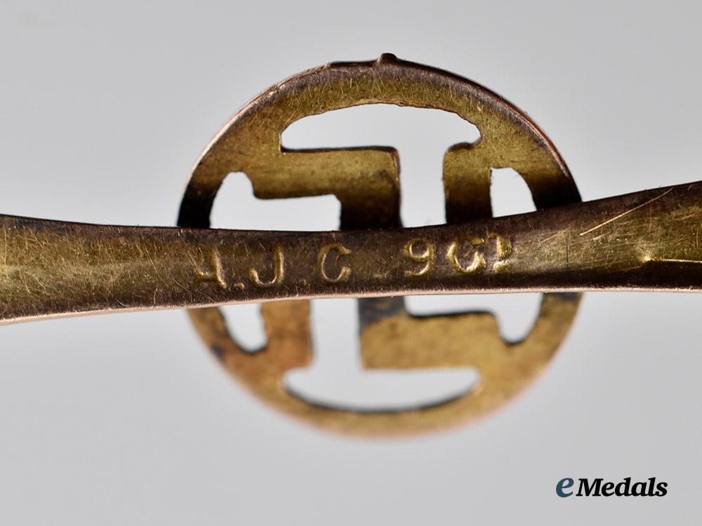 germany,_n_s_d_a_p._a_patriotic_swastika_brooch_in_gold,_british-_made,_by_alfred_james_cheshire___m_n_c7182