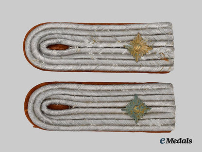 germany,_luftwaffe._a_set_of_communications_oberleutnant_shoulder_boards___m_n_c7313