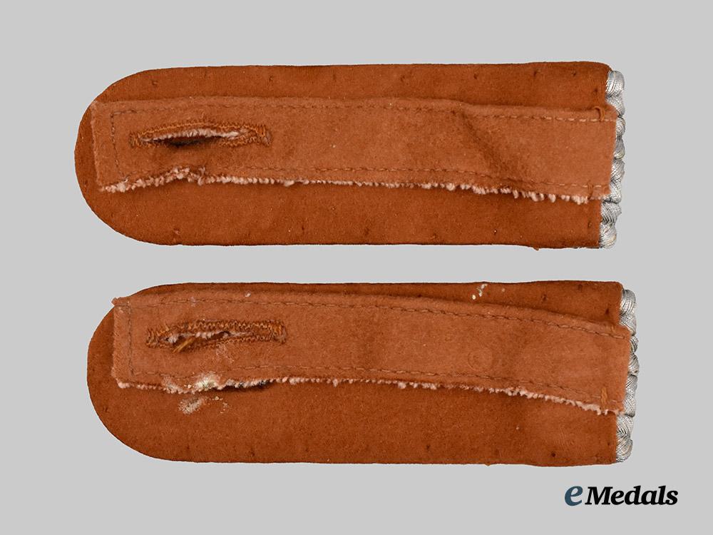 germany,_luftwaffe._a_set_of_communications_oberleutnant_shoulder_boards___m_n_c7314