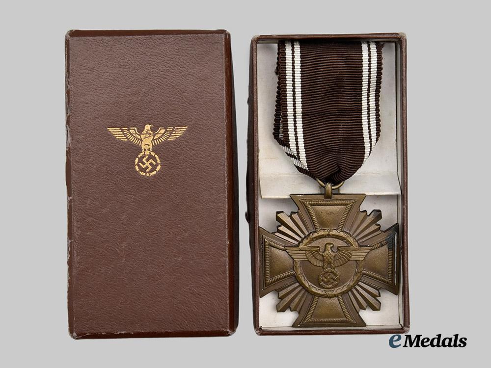 germany,_n_s_d_a_p._a_long_service_award,_i_i_i_class_for10_years_with_case,_by_förster&_barth___m_n_c7414