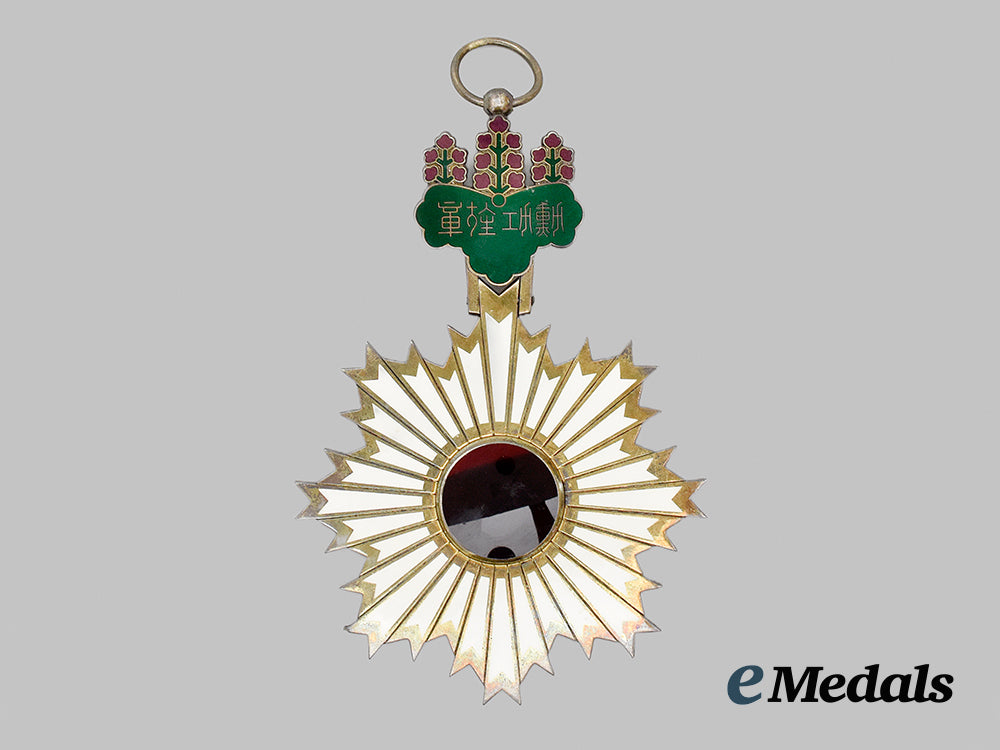 japan,_empire._an_order_of_the_rising_sun,_i_class_badge,_with_sash_for_ladies___m_n_c7531