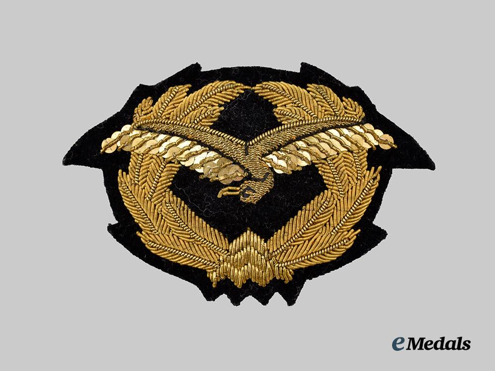 international._an_unidentified_air_force_officer's_cap_badge___m_n_c7589