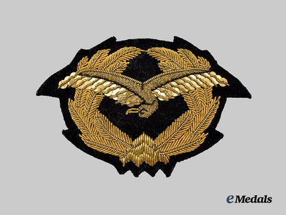 international._an_unidentified_air_force_officer's_cap_badge___m_n_c7589