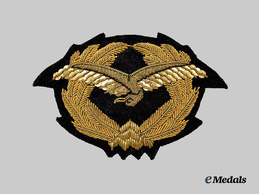 international._an_unidentified_air_force_officer's_cap_badge___m_n_c7589