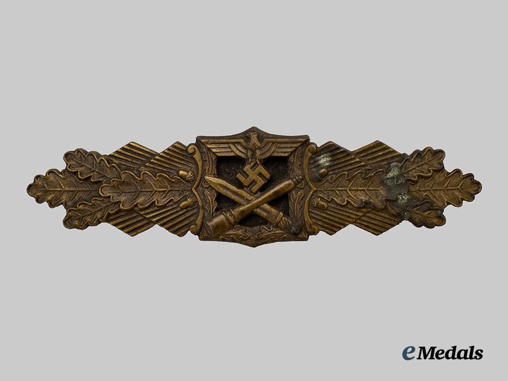 germany,_wehrmacht._a_close_combat_clasp,_bronze_grade,_by_arbeitsgemeinschaft_metall_und_kunststoff___m_n_c7945