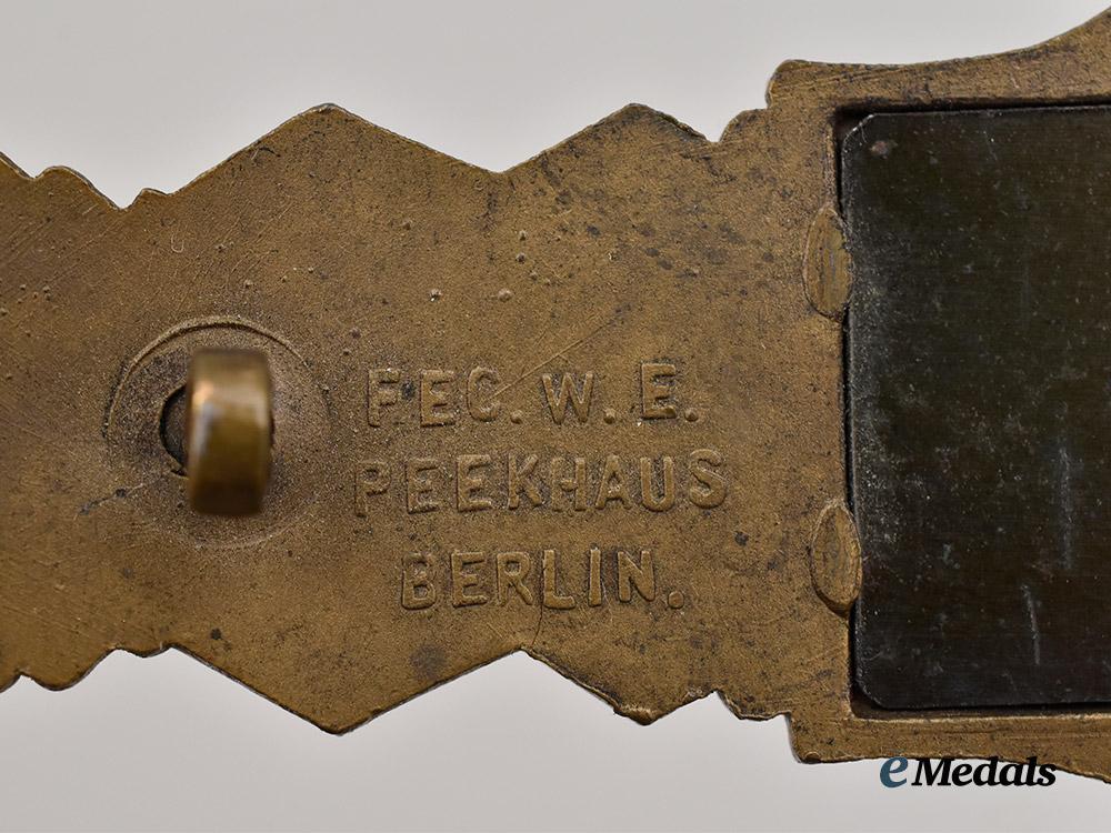 germany,_wehrmacht._a_close_combat_clasp,_bronze_grade,_by_arbeitsgemeinschaft_metall_und_kunststoff___m_n_c7948