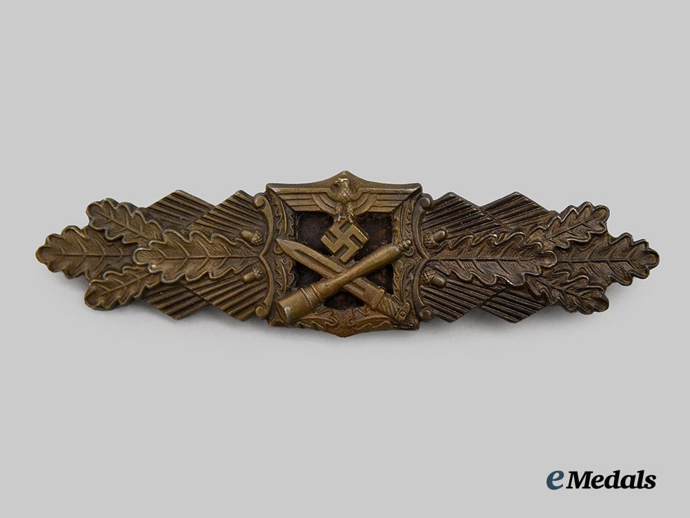 germany,_wehrmacht._a_close_combat_clasp,_bronze_grade,_by_arbeitsgemeinschaft_metall_und_kunststoff___m_n_c7981-(1)