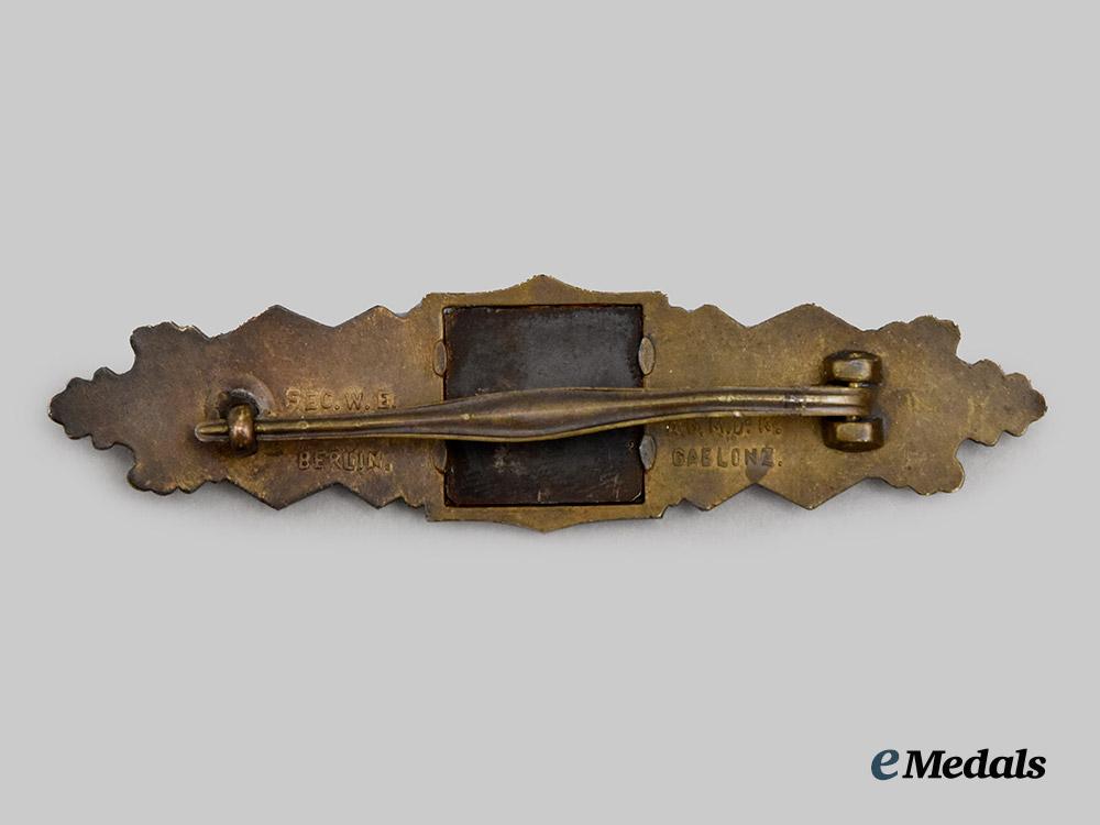 germany,_wehrmacht._a_close_combat_clasp,_bronze_grade,_by_arbeitsgemeinschaft_metall_und_kunststoff___m_n_c7982-(1)