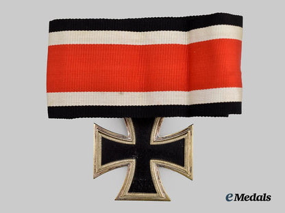 germany,_federal_republic._a_knight’s_cross_of_the_iron_cross,_exhibition_example_with_case,_by_rudolf_souval___m_n_c8069