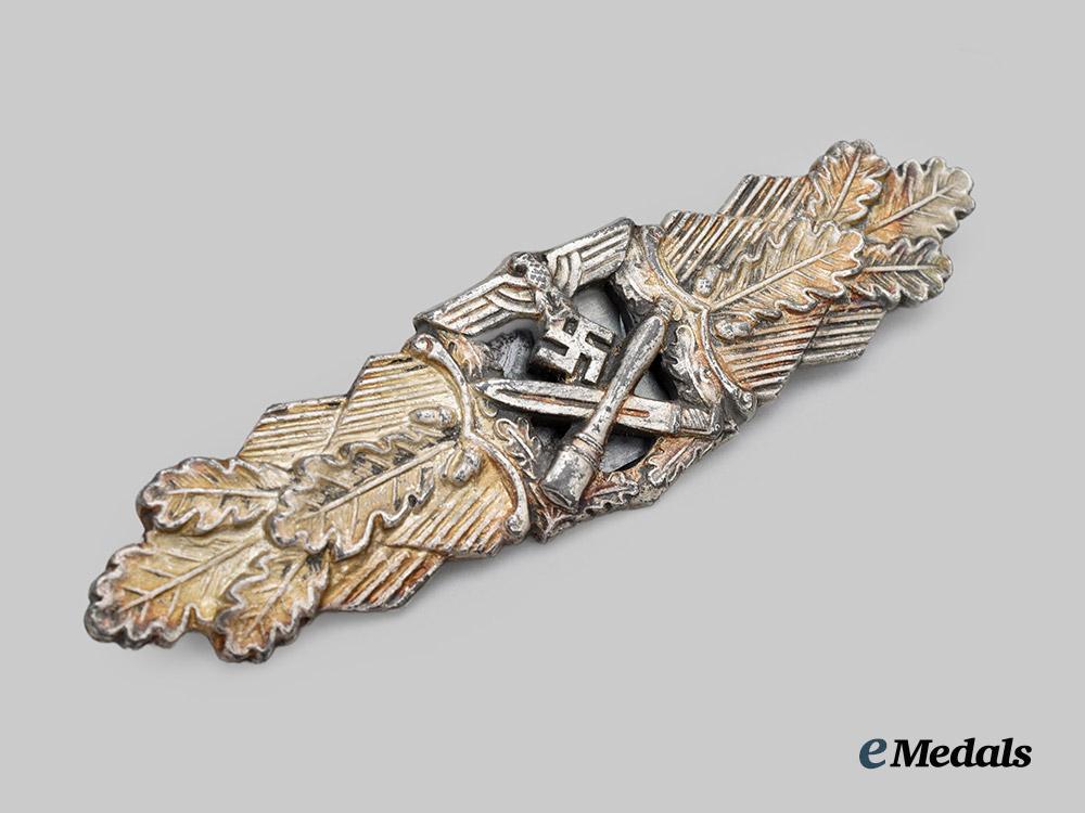germany,_wehrmacht._a_close_combat_clasp,_silver_grade,_refurbished_example,_by_rudolf_souval___m_n_c8076