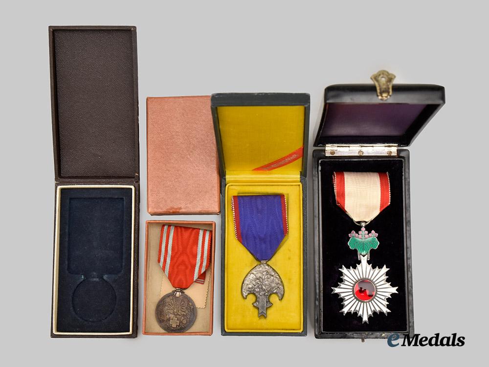 japan,_imperial._a_lot_of_three_decorations_and_four_cases___m_n_c8092