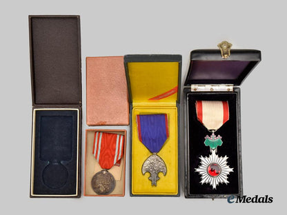 japan,_imperial._a_lot_of_three_decorations_and_four_cases___m_n_c8092