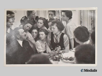 germany,_third_reich._a_candid_photograph_of_a_h_with_female_supporters,_from_the_hoffmann_studio___m_n_c8120