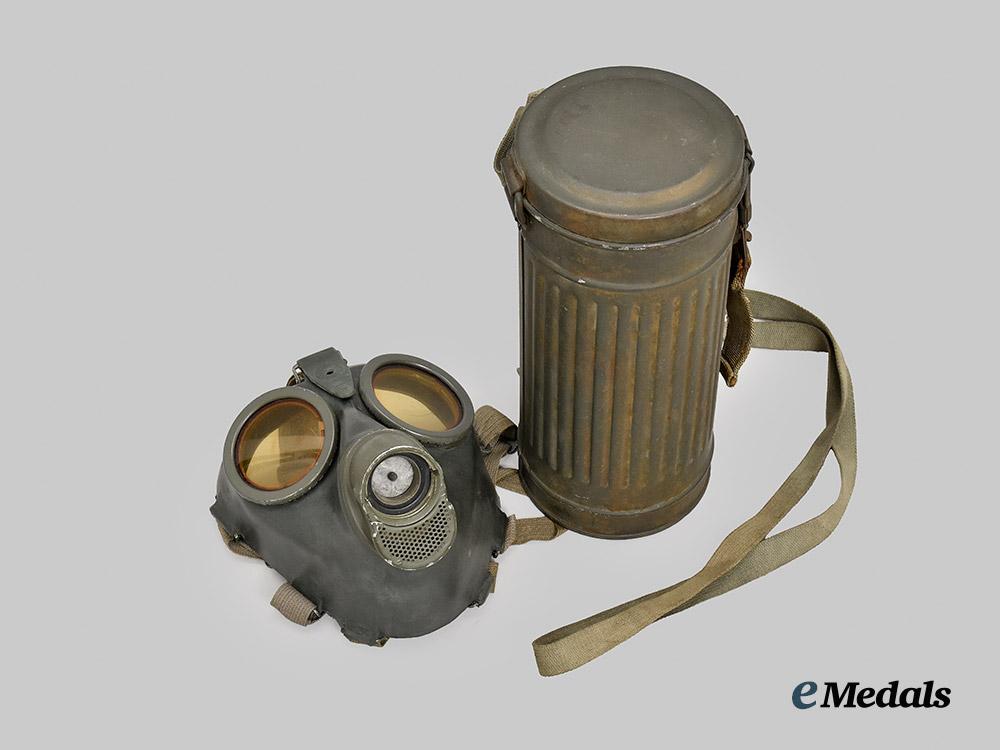 germany,_heer._a_mint_mid-_war_m38_gas_mask_and_canister,_by_drägerwerk___m_n_c8145