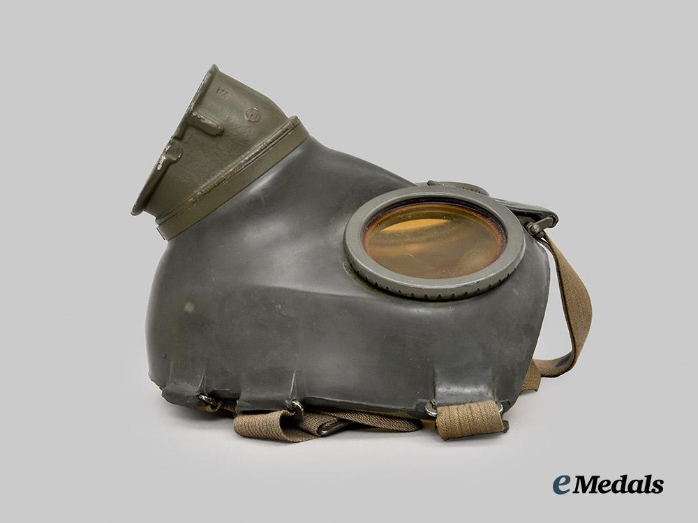 germany,_heer._a_mint_mid-_war_m38_gas_mask_and_canister,_by_drägerwerk___m_n_c8151