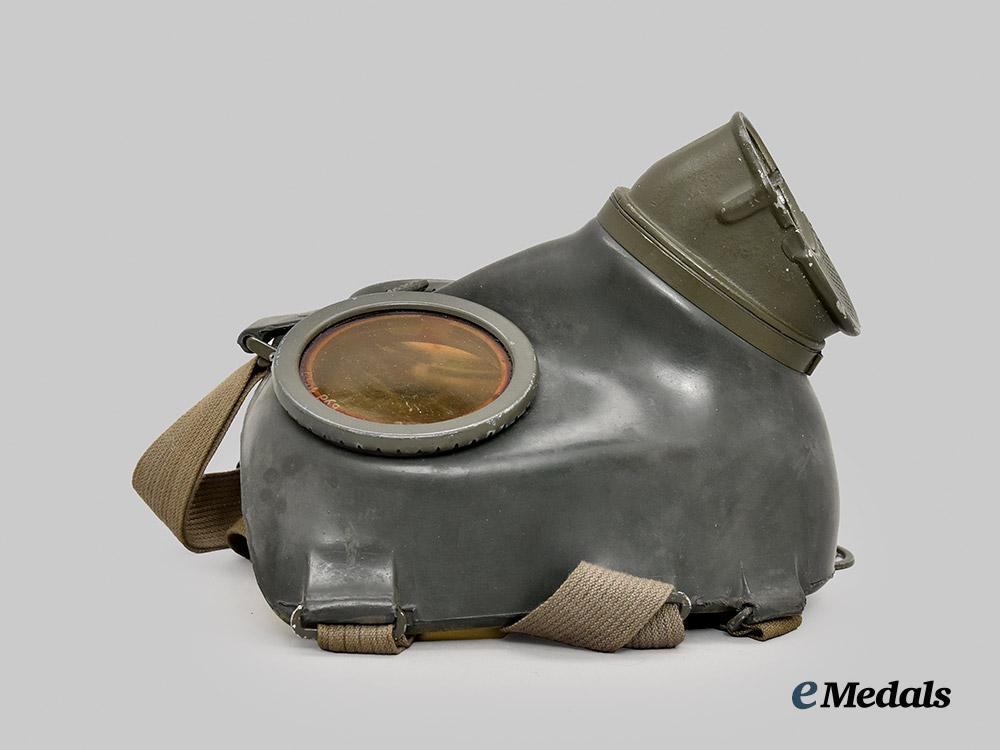 germany,_heer._a_mint_mid-_war_m38_gas_mask_and_canister,_by_drägerwerk___m_n_c8152