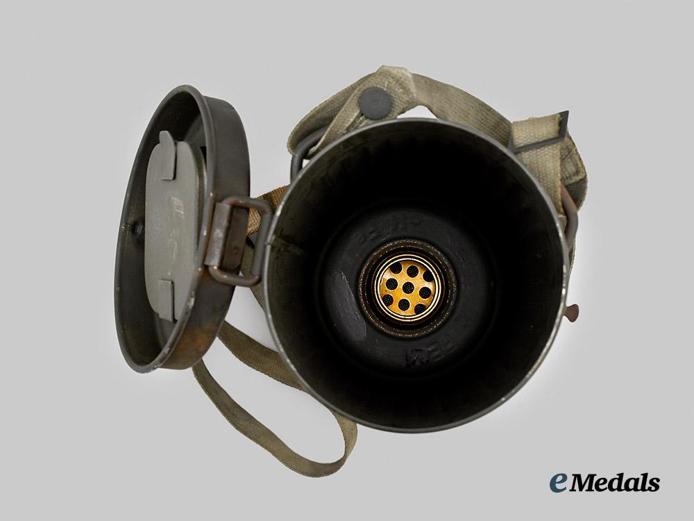 germany,_heer._a_mint_mid-_war_m38_gas_mask_and_canister,_by_drägerwerk___m_n_c8161