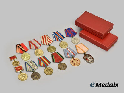 russia,_soviet_union._a_mixed_lot_of_medals_and_cases___m_n_c8208