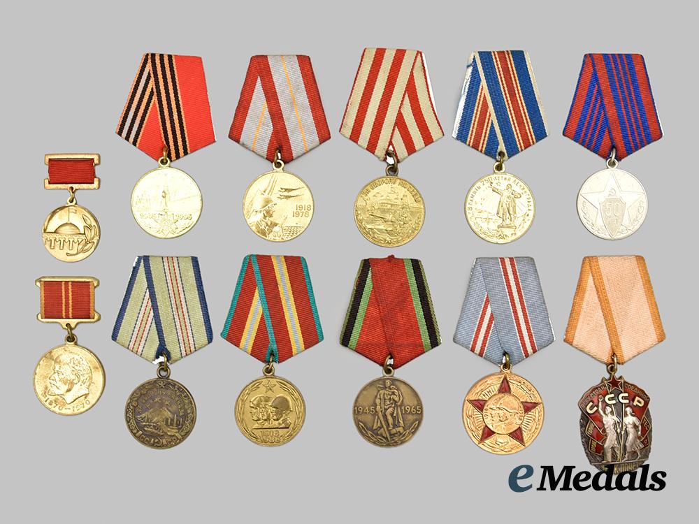 russia,_soviet_union._a_mixed_lot_of_medals_and_cases___m_n_c8209