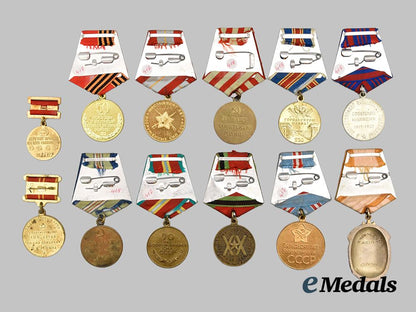 russia,_soviet_union._a_mixed_lot_of_medals_and_cases___m_n_c8212