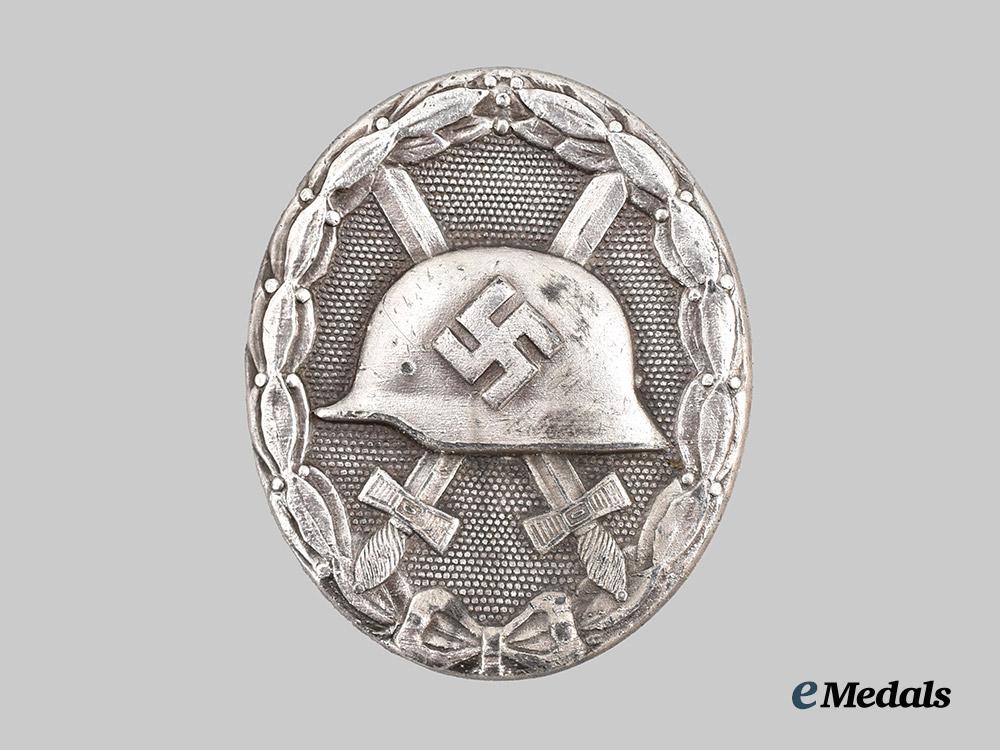 germany,_third_reich._a_silver_grade_wound_badge,_late-_war_example,_by_förster&_barth___m_n_c8249