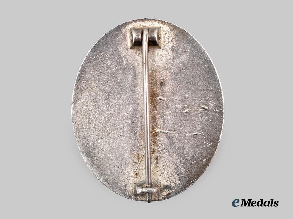 germany,_third_reich._a_silver_grade_wound_badge,_late-_war_example,_by_förster&_barth___m_n_c8250