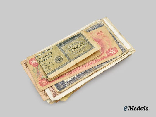 international._a_lot_of_paper_notes___m_n_c8336