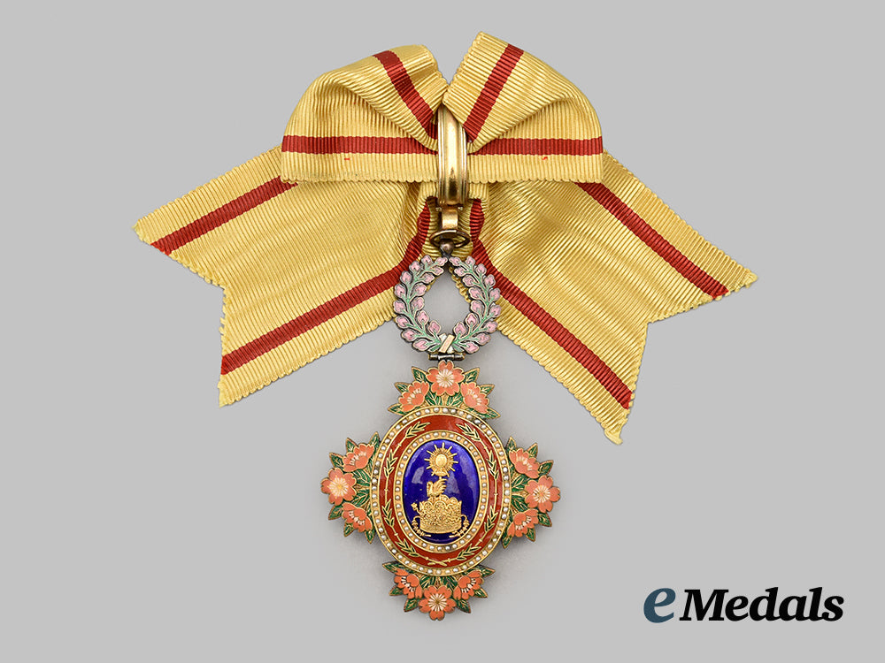 japan,_empire._an_order_of_the_sacred_crown,_i_v_class_in_gold,_with_case___m_n_c8379