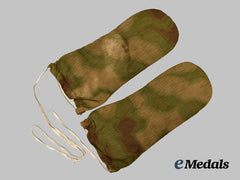 Germany, Wehrmacht. A Pair of Reversible Marsh Pattern Camouflage Mittens