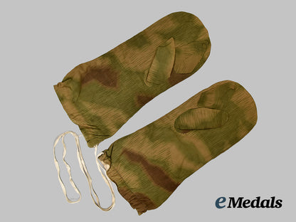 germany,_wehrmacht._a_pair_of_reversible_marsh_pattern_camouflage_mittens___m_n_c8477