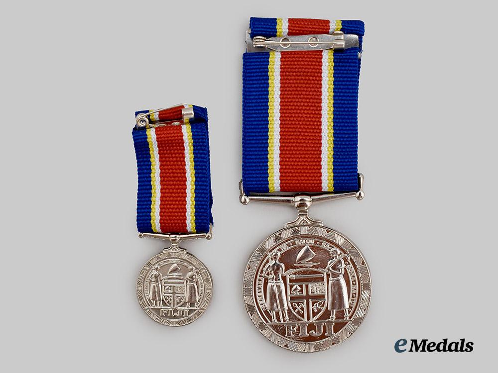 fiji._a_fire_service_long_service_medal_with_miniature,_in_case___m_n_c8568