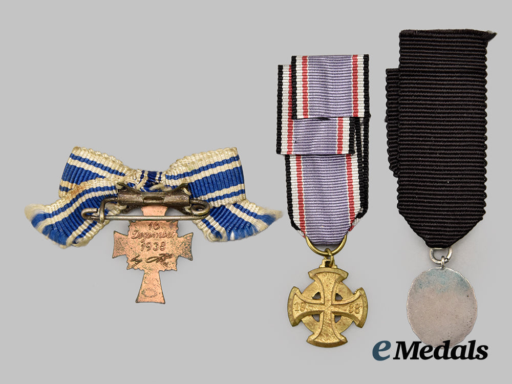 germany,_third_reich._a_mixed_lot_of_miniature_decorations___m_n_c8628