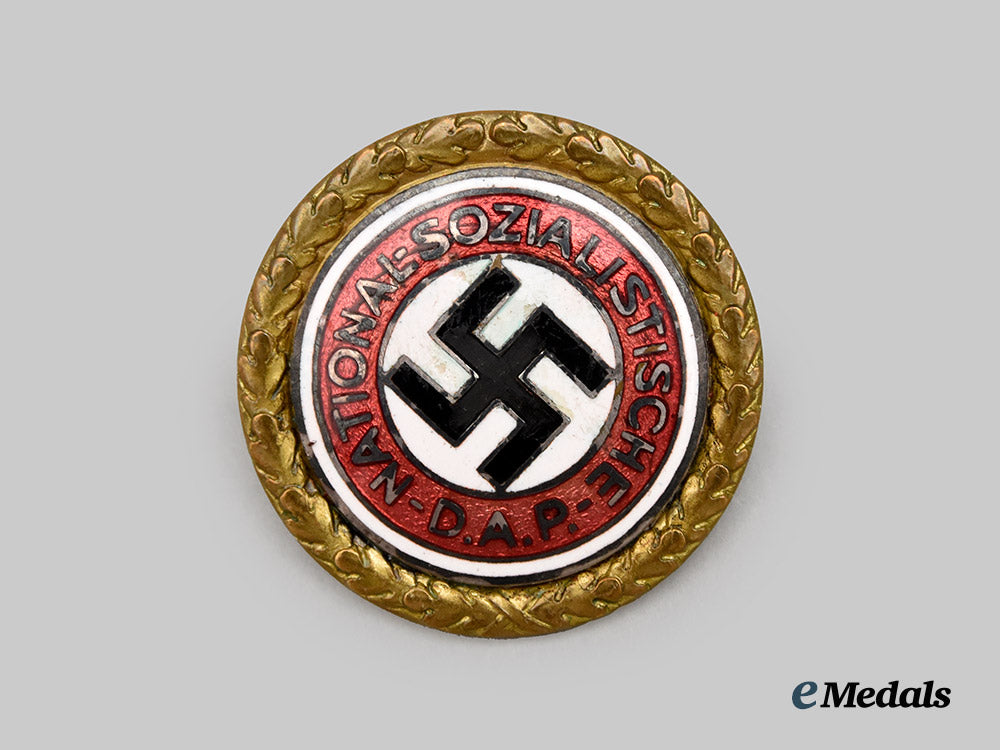 germany,_n_s_d_a_p._a_golden_party_badge,_large_version_by_deschler&_sohn,_to_karl_wilhelm_bingel___m_n_c8628