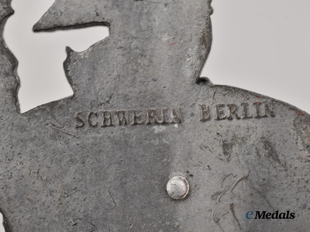 germany,_kriegsmarine._an_auxiliary_cruiser_war_badge,_late-_war_example,_by_schwerin___m_n_c8838