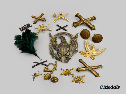 united_states._a_lot_of_nineteen_uniform_insignia_and_accessories___m_n_c8899