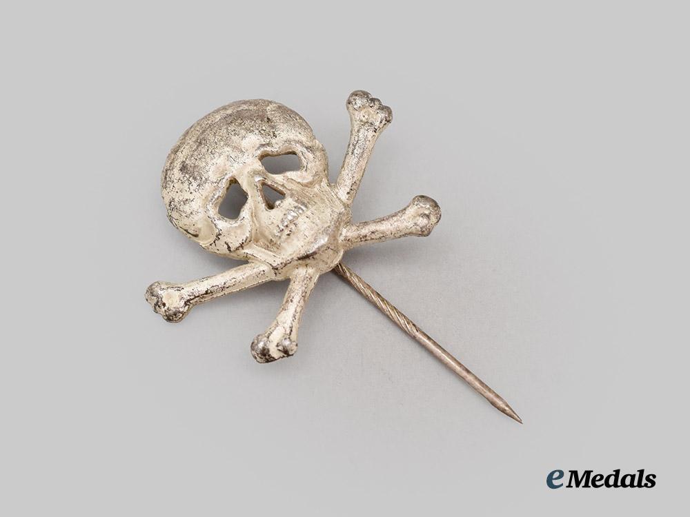 germany,_third_reich._a_totenkopf_pin_for_wehrmacht_and_freikorps_personnel___m_n_c8919