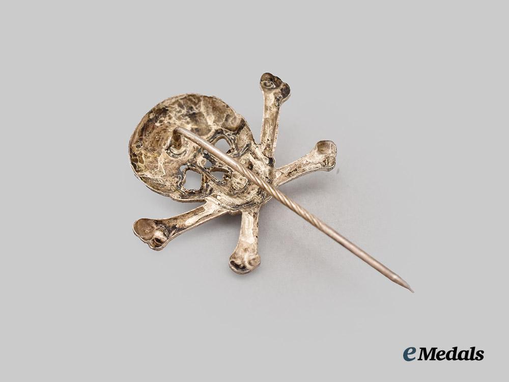 germany,_third_reich._a_totenkopf_pin_for_wehrmacht_and_freikorps_personnel___m_n_c8922