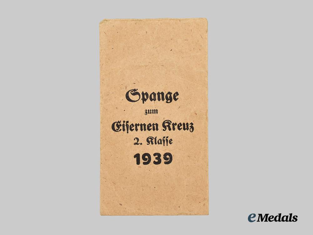 germany,_wehrmacht._an_issue_package_for_a1939_clasp_to_the_iron_cross_i_i_class,_by_deschler&_sohn___m_n_c8930