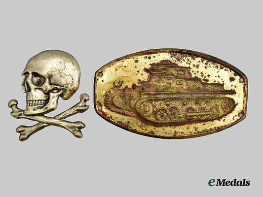 spain,_spanish_state._a_black_brigade_skull_cap_badge_and_armoured_breast_badge,_c.1935___m_n_c9041