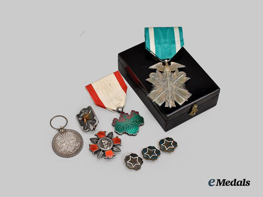 japan,_empire._a_lot_of_medals_and_badges___m_n_c9305