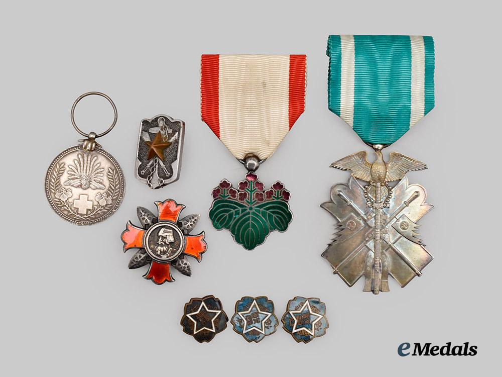 japan,_empire._a_lot_of_medals_and_badges___m_n_c9306