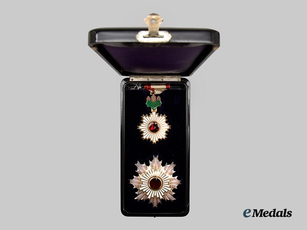 japan,_imperial._an_order_of_the_rising_sun,_i_i_class_set_in_case___m_n_c9363