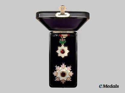 japan,_imperial._an_order_of_the_rising_sun,_i_i_class_set_in_case___m_n_c9363