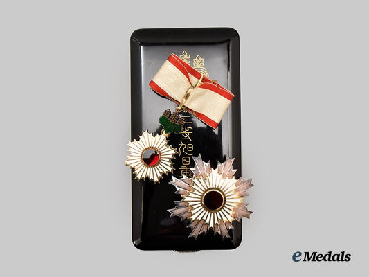 japan,_imperial._an_order_of_the_rising_sun,_i_i_class_set_in_case___m_n_c9364