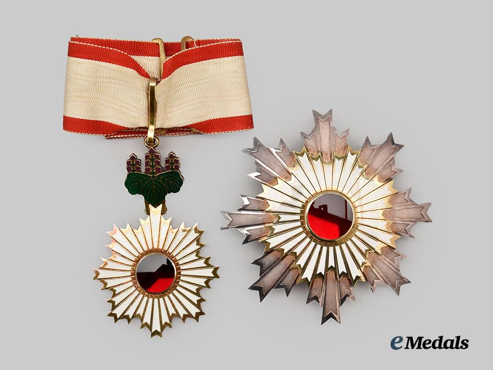 japan,_imperial._an_order_of_the_rising_sun,_i_i_class_set_in_case___m_n_c9366