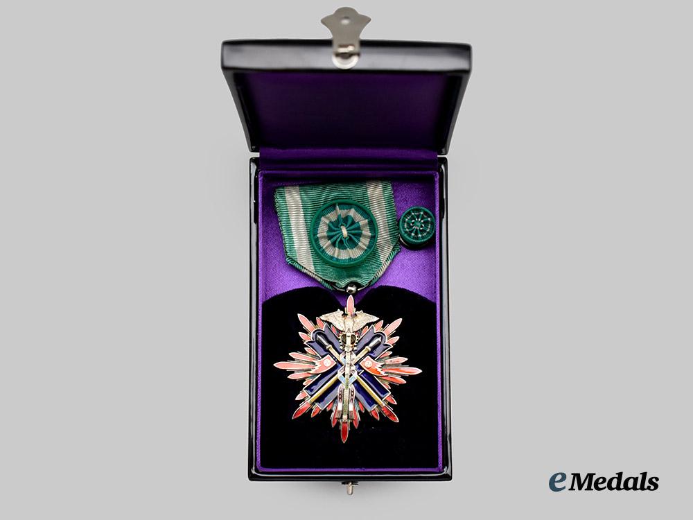 japan,_imperial._an_order_of_the_golden_kite,_i_v_class_badge_with_case___m_n_c9471