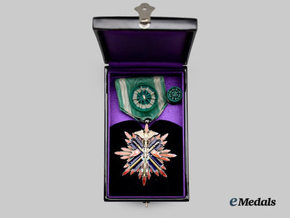 japan,_imperial._an_order_of_the_golden_kite,_i_v_class_badge_with_case___m_n_c9471