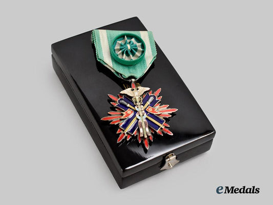 japan,_imperial._an_order_of_the_golden_kite,_i_v_class_badge_with_case___m_n_c9473